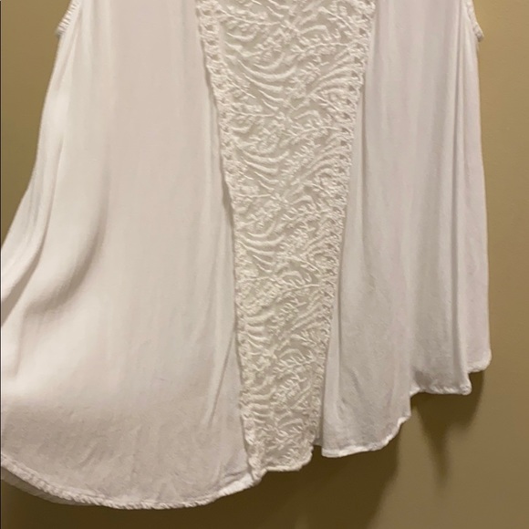 ✨NEW✨LAPIS WHITE FLOWY TOP WITH LACE - Picture 3 of 7